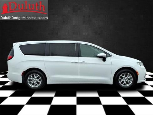 Used 2023 Chrysler Pacifica Touring-L image 6