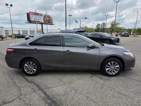 Used 2015 Toyota Camry LE image 4