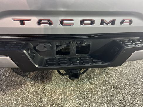 Used 2020 Toyota Tacoma TRD Off-Road w/ Technology Package image 9