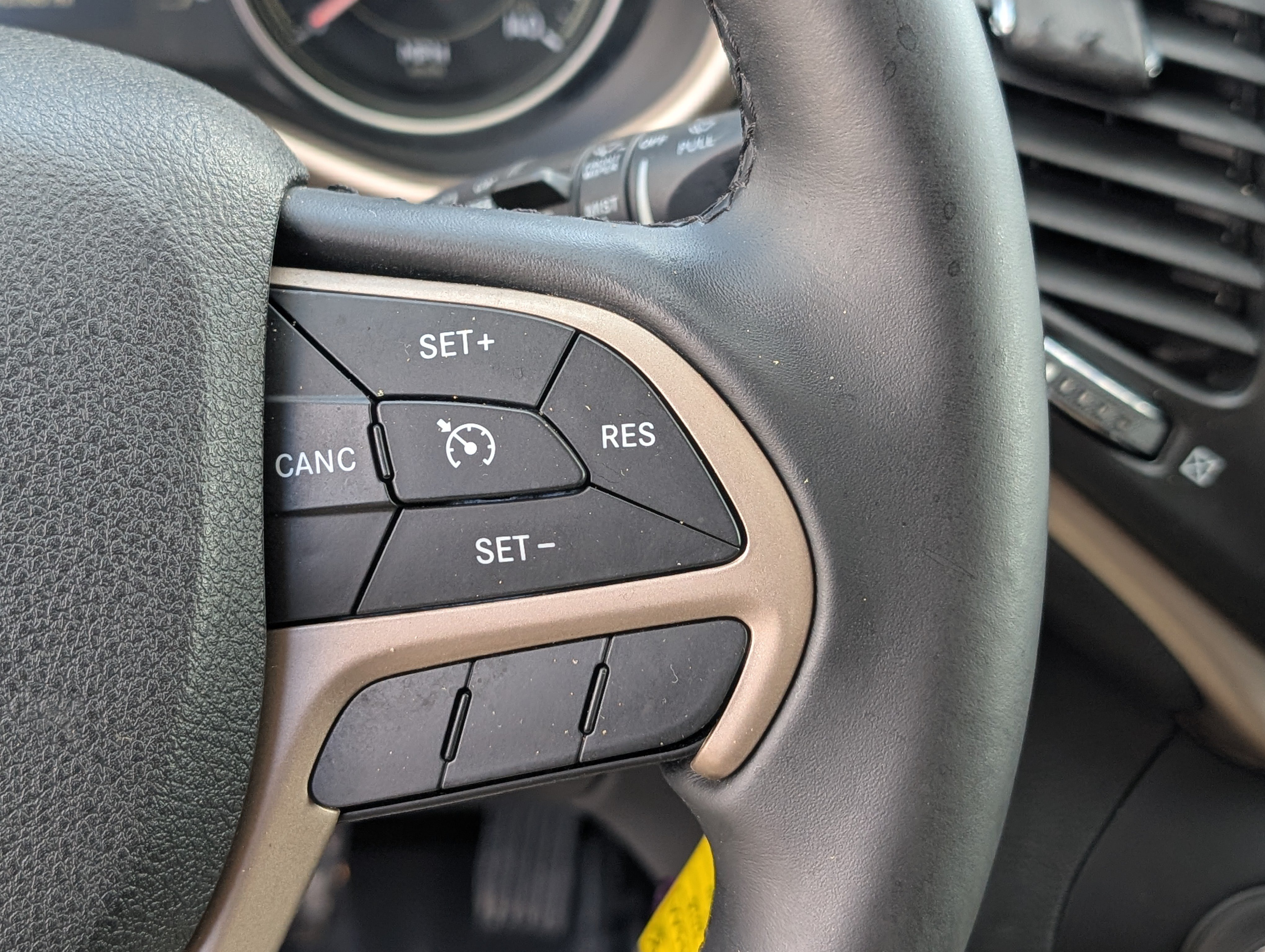 Used 2014 Jeep Cherokee Latitude AWD/4WD image 22