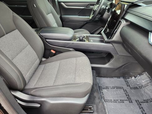 Used 2025 GMC Acadia Elevation image 18