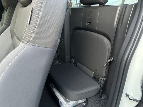 Used 2025 Nissan Frontier SV AWD/4WD image 18