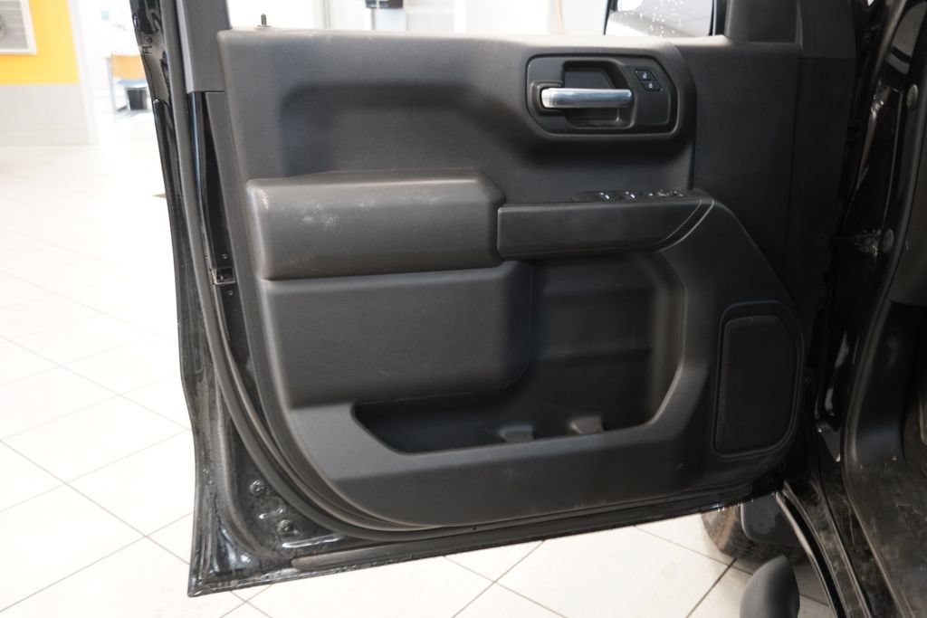 Used 2023 Chevrolet Silverado 1500 Custom Trail Boss w/ 2.7L Blackout Package AWD/4WD image 5