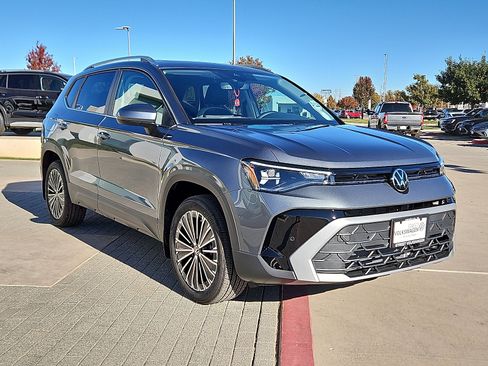 New 2026 Volkswagen Taos SE image 4