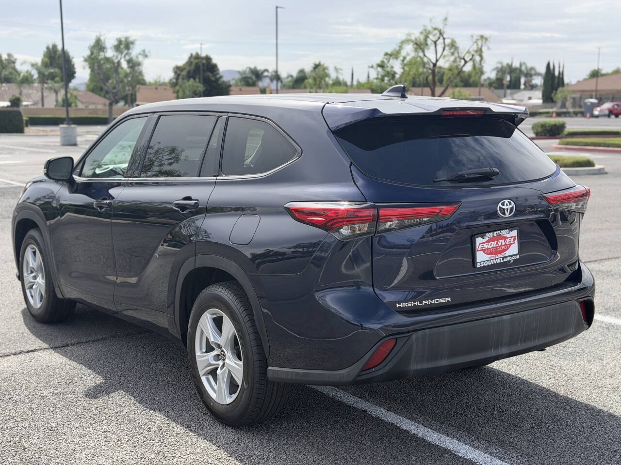 Used 2021 Toyota Highlander L FWD image 5