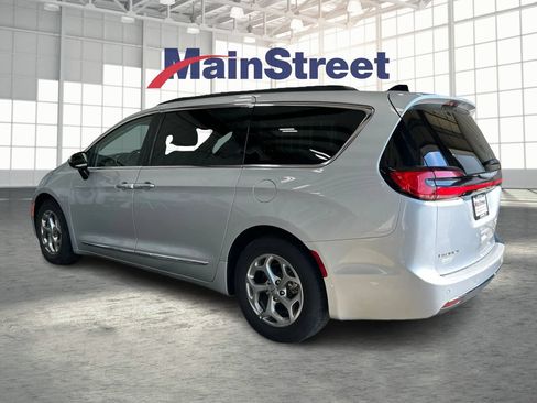 Used 2023 Chrysler Pacifica Limited FWD image 3