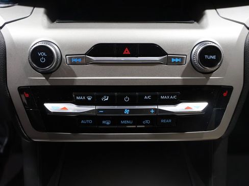 Used 2022 Ford Explorer XLT image 30