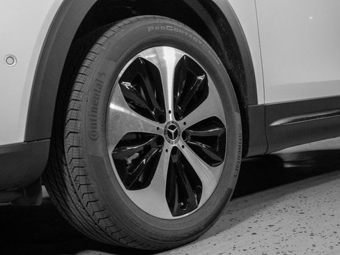 Used 2025 Mercedes-Benz GLB 250 image 32