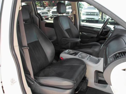 Used 2020 Dodge Grand Caravan SXT image 39