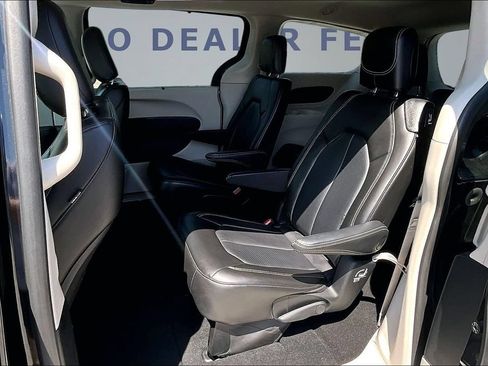Used 2023 Chrysler Pacifica Touring-L FWD image 22