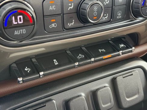 Used 2018 Chevrolet Silverado 1500 High Country image 22