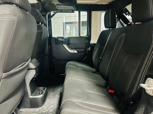 Used 2017 Jeep Wrangler Unlimited Sahara w/ Connectivity Group AWD/4WD image 13