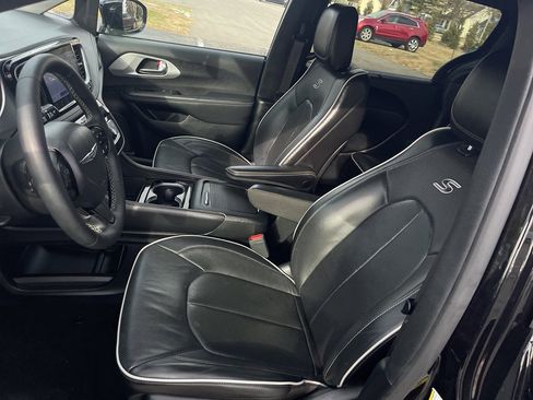 Used 2025 Chrysler Pacifica Limited image 16