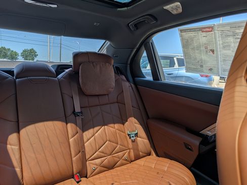 Used 2023 BMW 760i xDrive w/ Luxury Rear Seating Package AWD/4WD image 14