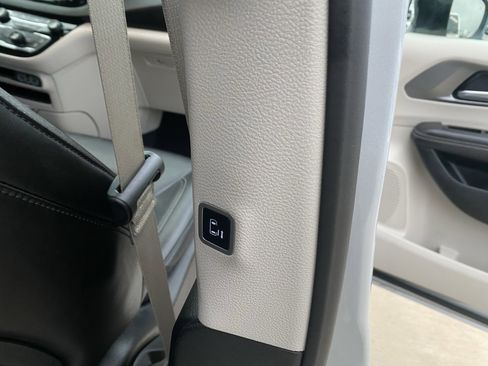 Used 2024 Chrysler Pacifica Touring-L image 14