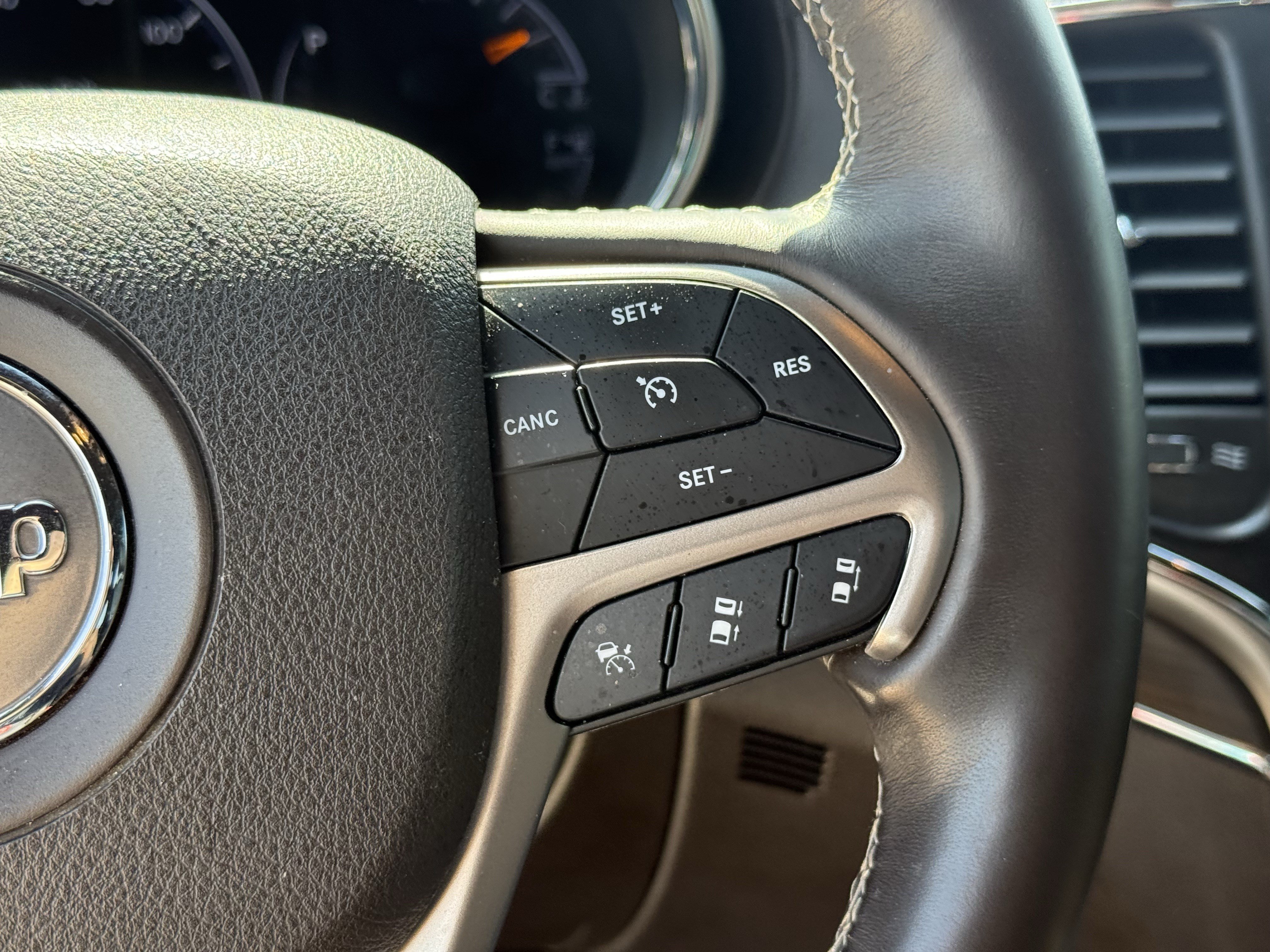Used 2018 Jeep Grand Cherokee Overland RWD image 17