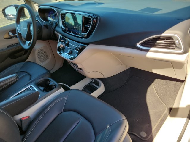 Used 2024 Chrysler Pacifica Touring-L FWD image 11