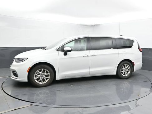Used 2023 Chrysler Pacifica Touring-L FWD image 8