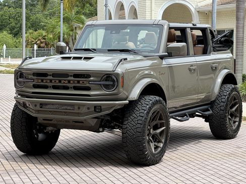 Used 2025 Ford Bronco Outer Banks AWD/4WD image 2