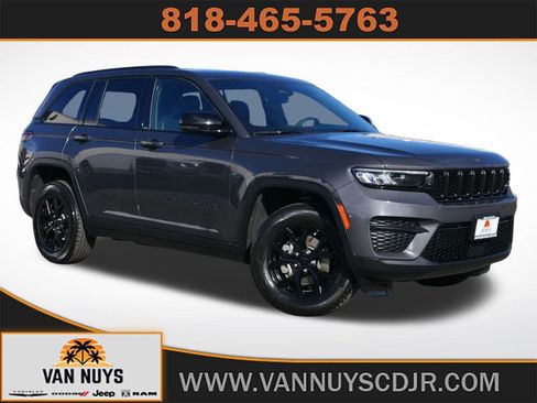 Used 2025 Jeep Grand Cherokee Altitude image 1