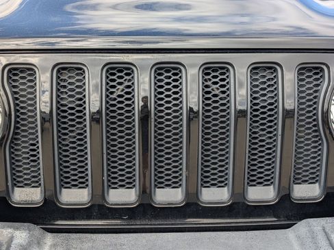 Used 2019 Jeep Wrangler Unlimited Sahara w/ Uconnect 4C Nav & Sound Group AWD/4WD image 9