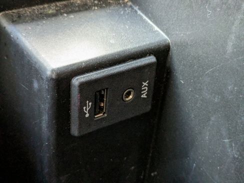 Used 2015 Nissan Titan SV w/ SV Value Truck Package image 21