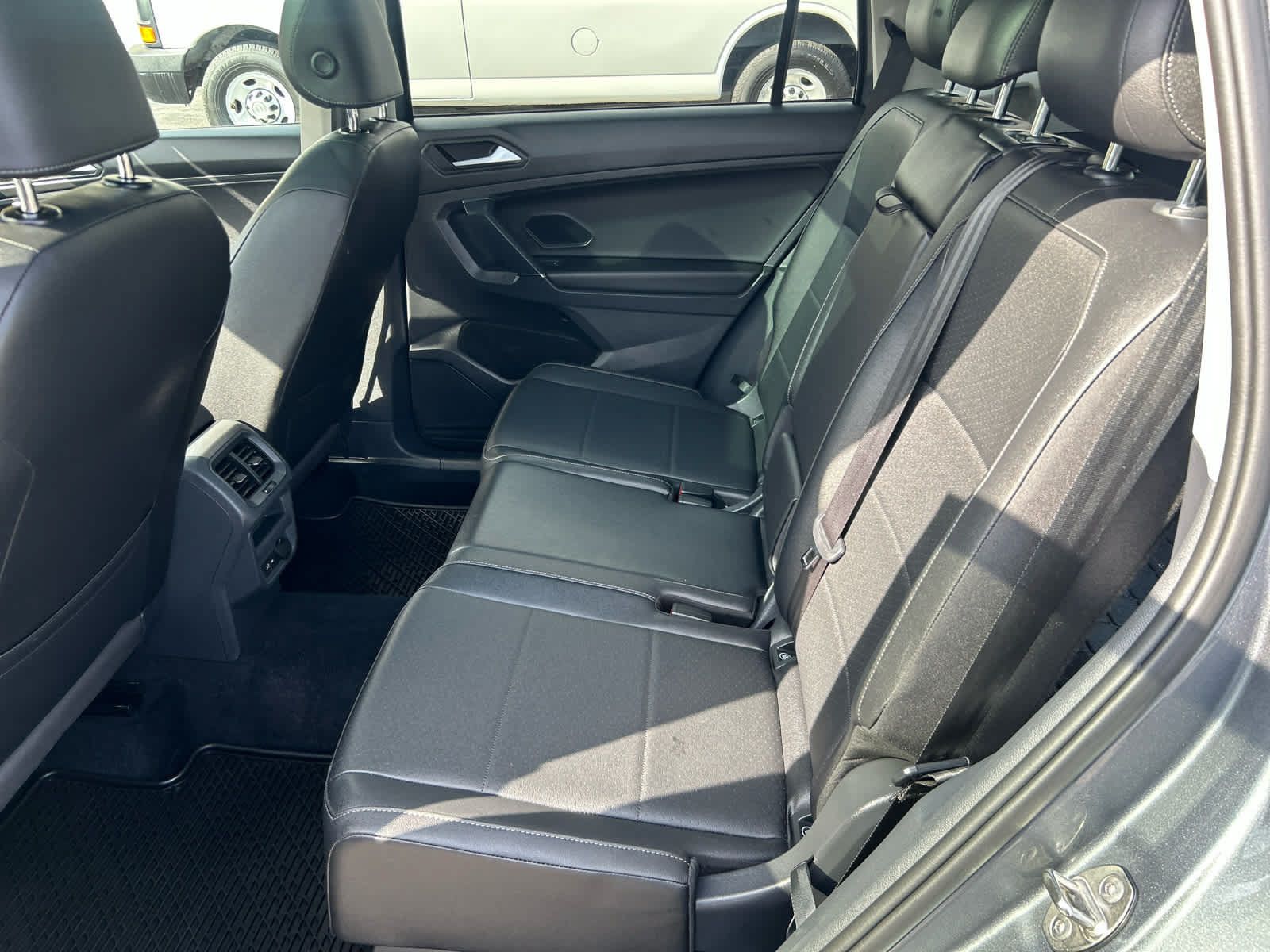 Used 2020 Volkswagen Tiguan SEL AWD/4WD image 24