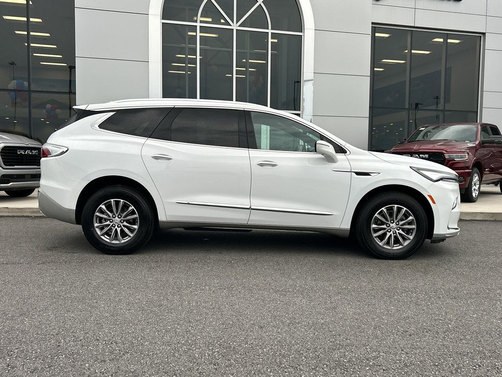 Used 2024 Buick Enclave Premium AWD/4WD image 2