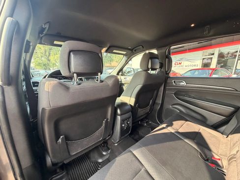 Used 2018 Jeep Grand Cherokee Laredo AWD/4WD image 12
