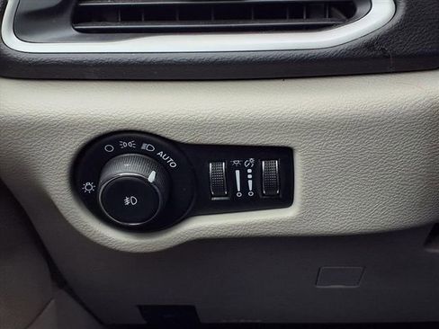 Used 2024 Chrysler Pacifica Touring-L image 19