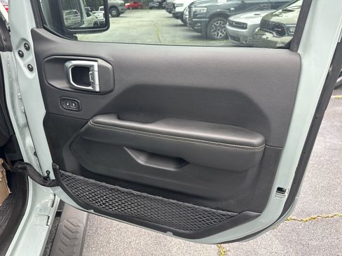Used 2024 Jeep Wrangler Unlimited Sahara w/ Technology Group AWD/4WD image 17