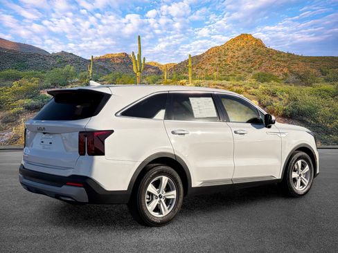 Used 2025 Kia Sorento LX FWD image 4