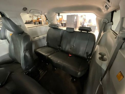 Used 2013 Toyota Sienna SE FWD image 22