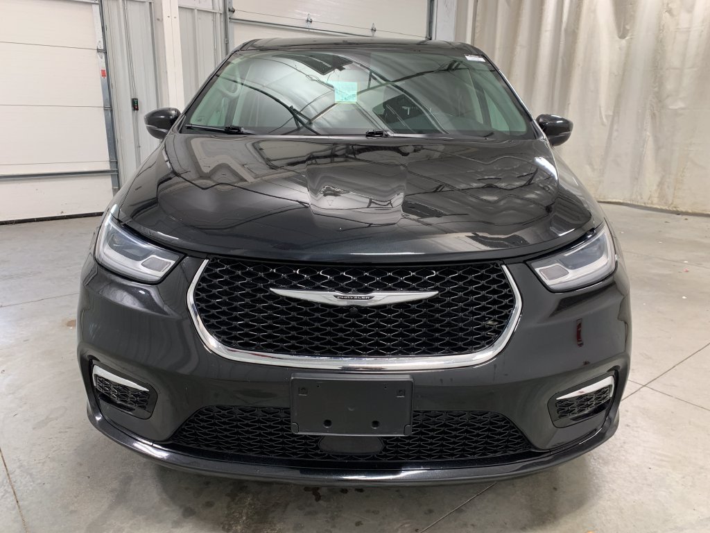 Used 2023 Chrysler Pacifica Touring-L w/ Uconnect Theater Family Group AWD/4WD image 15