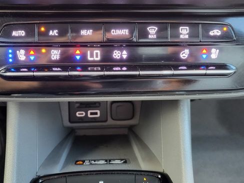 Used 2022 Chevrolet Bolt EUV Premier w/ Sun & Sound Package FWD image 32