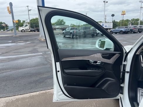 Used 2022 Volvo XC90 T6 Inscription w/ Lounge Package image 11