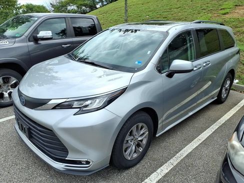 Certified 2023 Toyota Sienna XLE FWD image 2