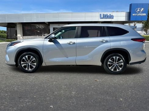 Used 2023 Toyota Highlander XLE FWD image 6