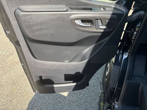 Used 2021 Mercedes-Benz Sprinter 2500 w/ Windows All Around Package image 15