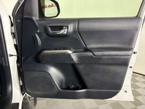 Used 2017 Toyota Tacoma TRD Off-Road w/ Tow Package (A/T) AWD/4WD image 33
