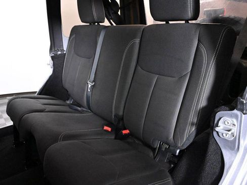 Used 2016 Jeep Wrangler Unlimited Sahara image 32