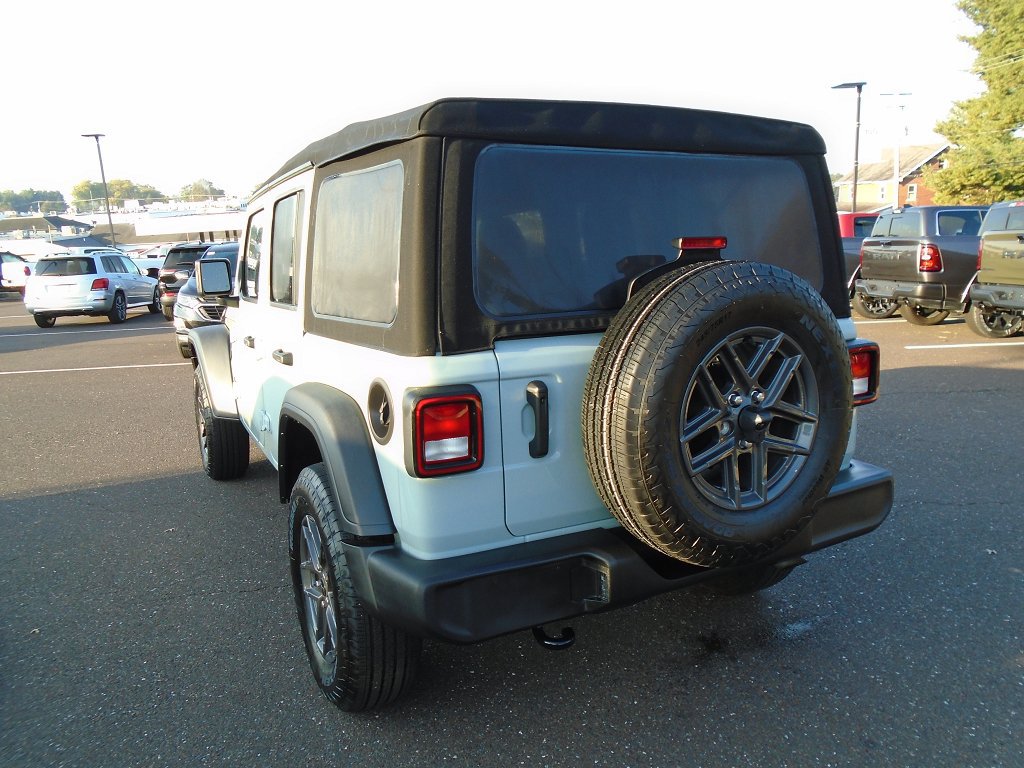 Used 2024 Jeep Wrangler Unlimited Sport AWD/4WD image 4