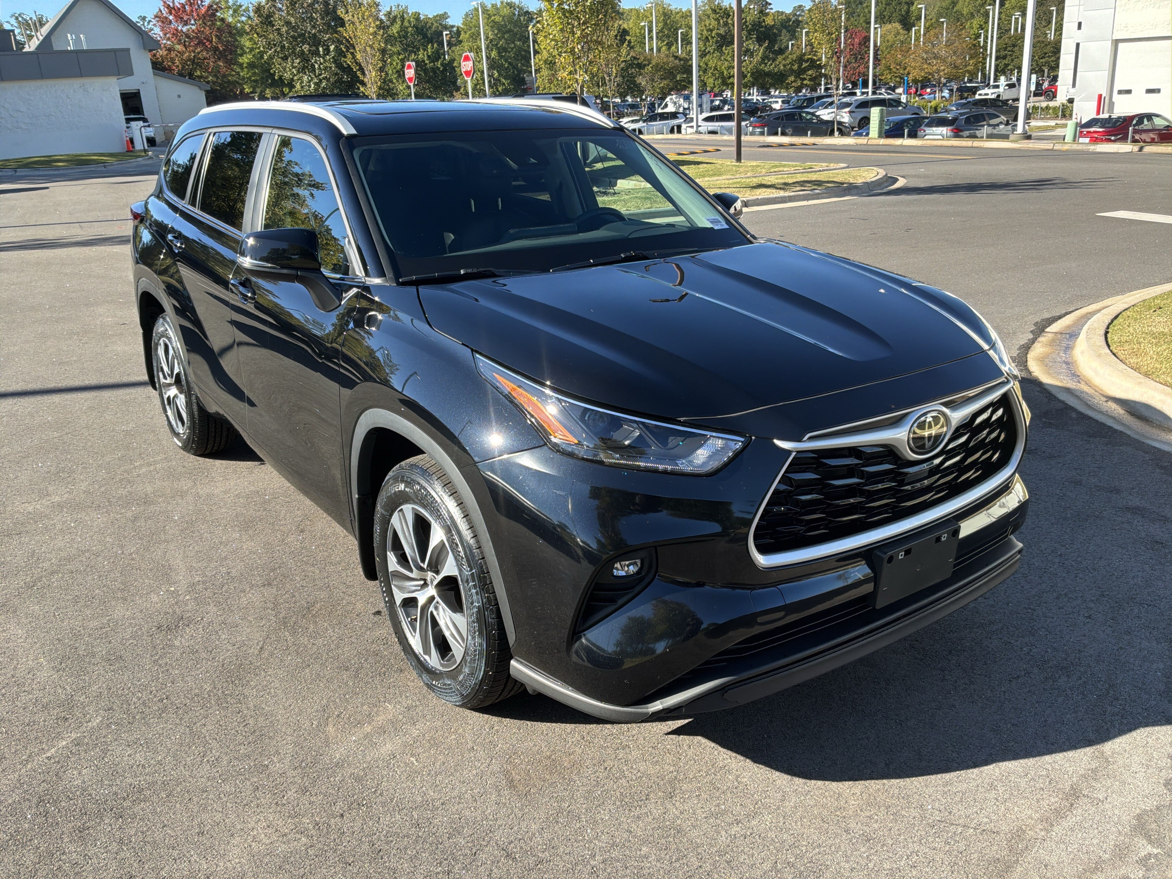 Used 2024 Toyota Highlander XLE AWD/4WD image 2