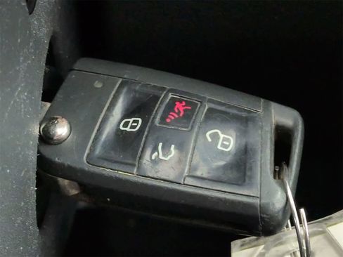 Used 2018 Volkswagen Tiguan S image 32