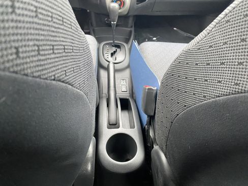 Used 2009 Toyota Yaris 4-Door Hatchback image 32