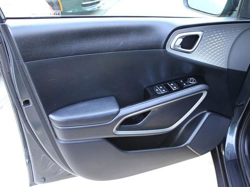 Used 2023 Kia Soul LX image 9