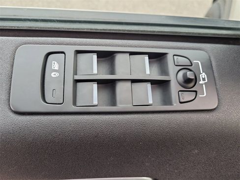 Used 2017 Land Rover Discovery Sport SE image 12