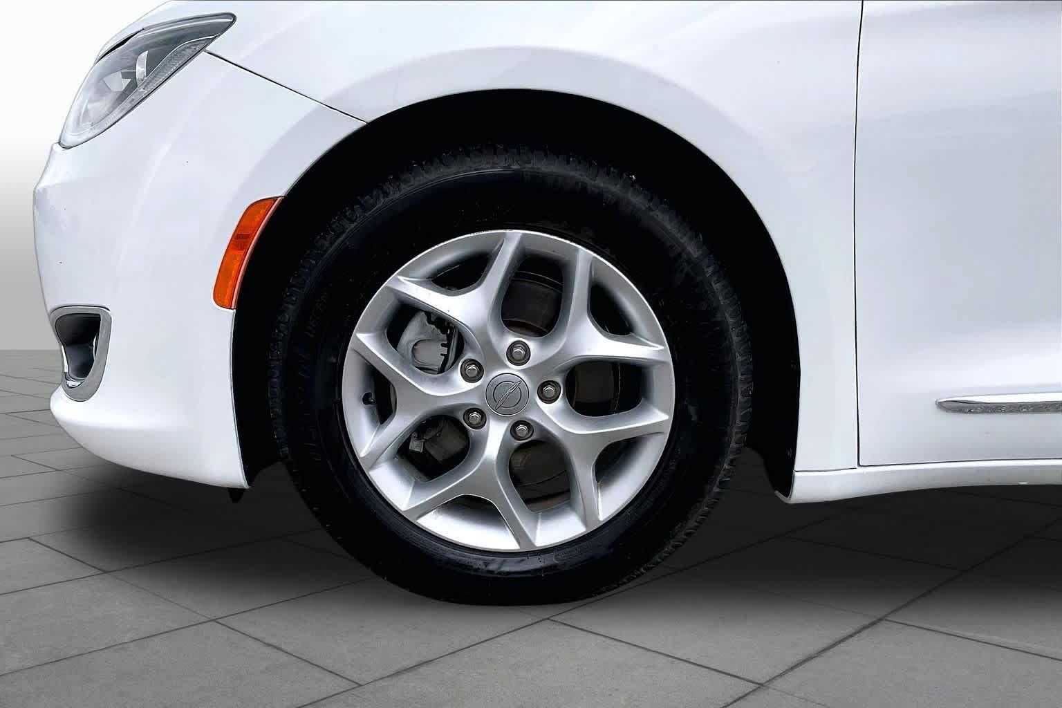 Used 2020 Chrysler Pacifica Touring-L Plus w/ Tire & Wheel Group FWD image 11