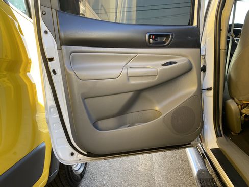 Used 2013 Toyota Tacoma PreRunner image 18