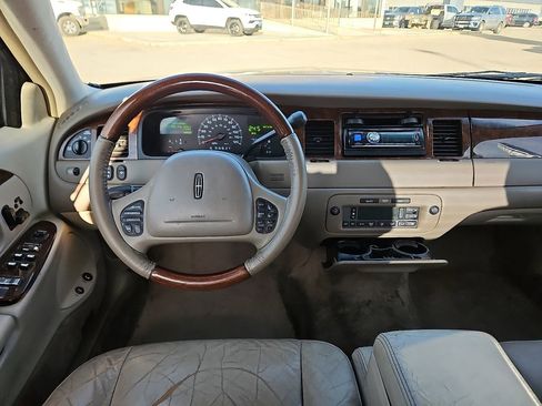 Used 2001 Lincoln Town Car Signature image 7